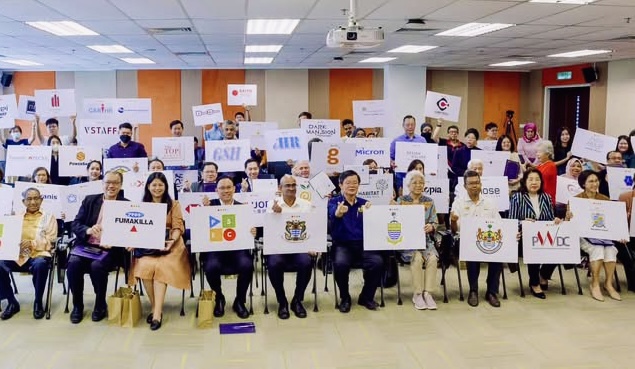 Pledge-signing group photo with the Chief Minister and partner organisations